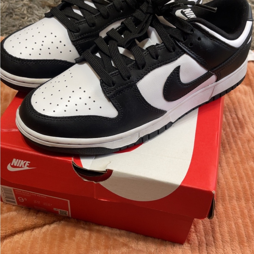 Nike Men's Black and White Dunks